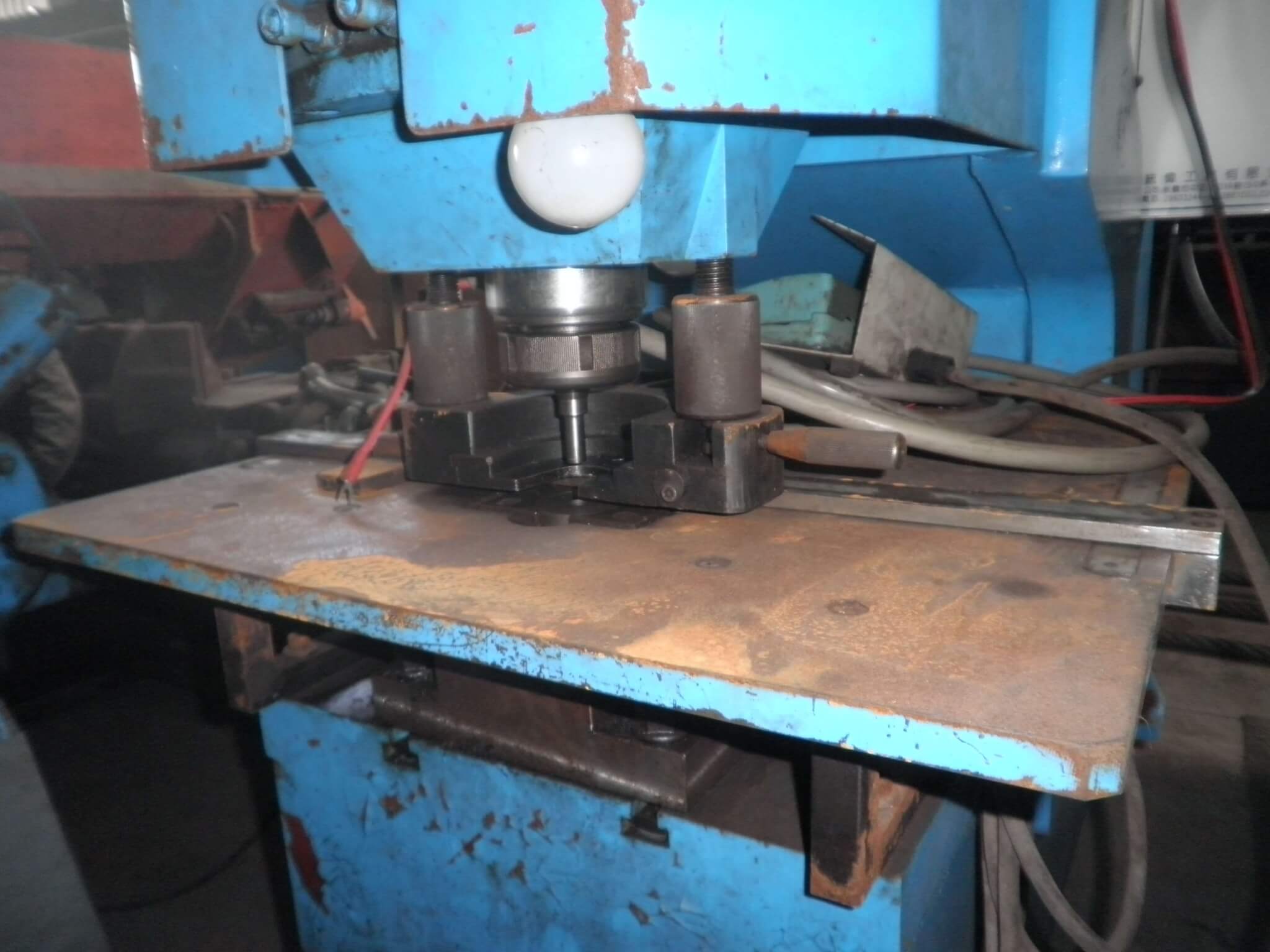統偉沖孔機