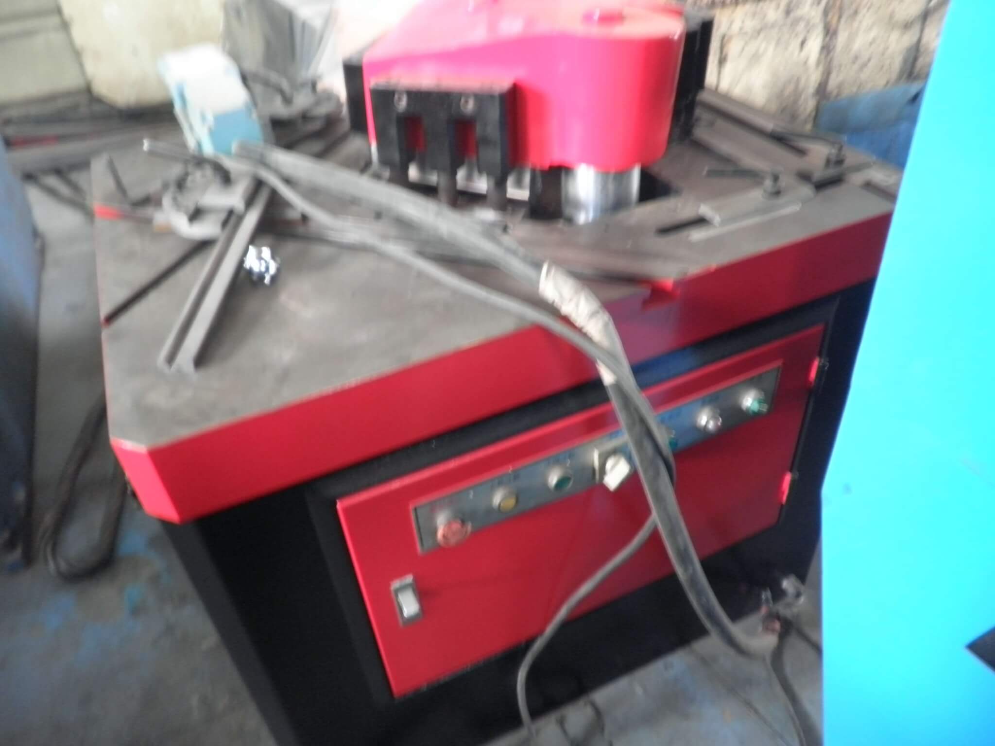 乙僑切角機