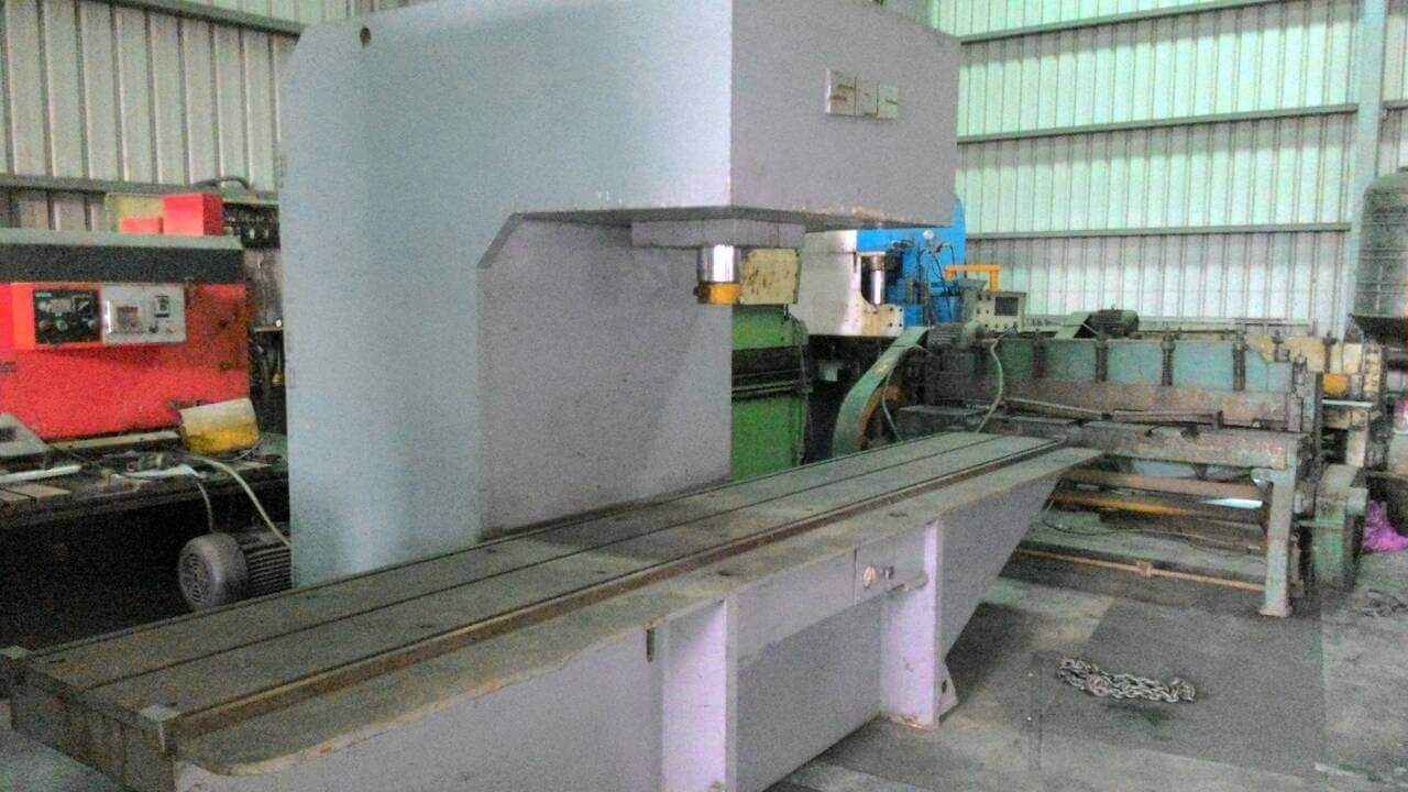 迪斯油壓機_長45OOmm，開距700mm，喉寬9OOmm