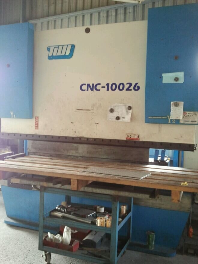 統偉10尺CNC電腦折床出力100噸