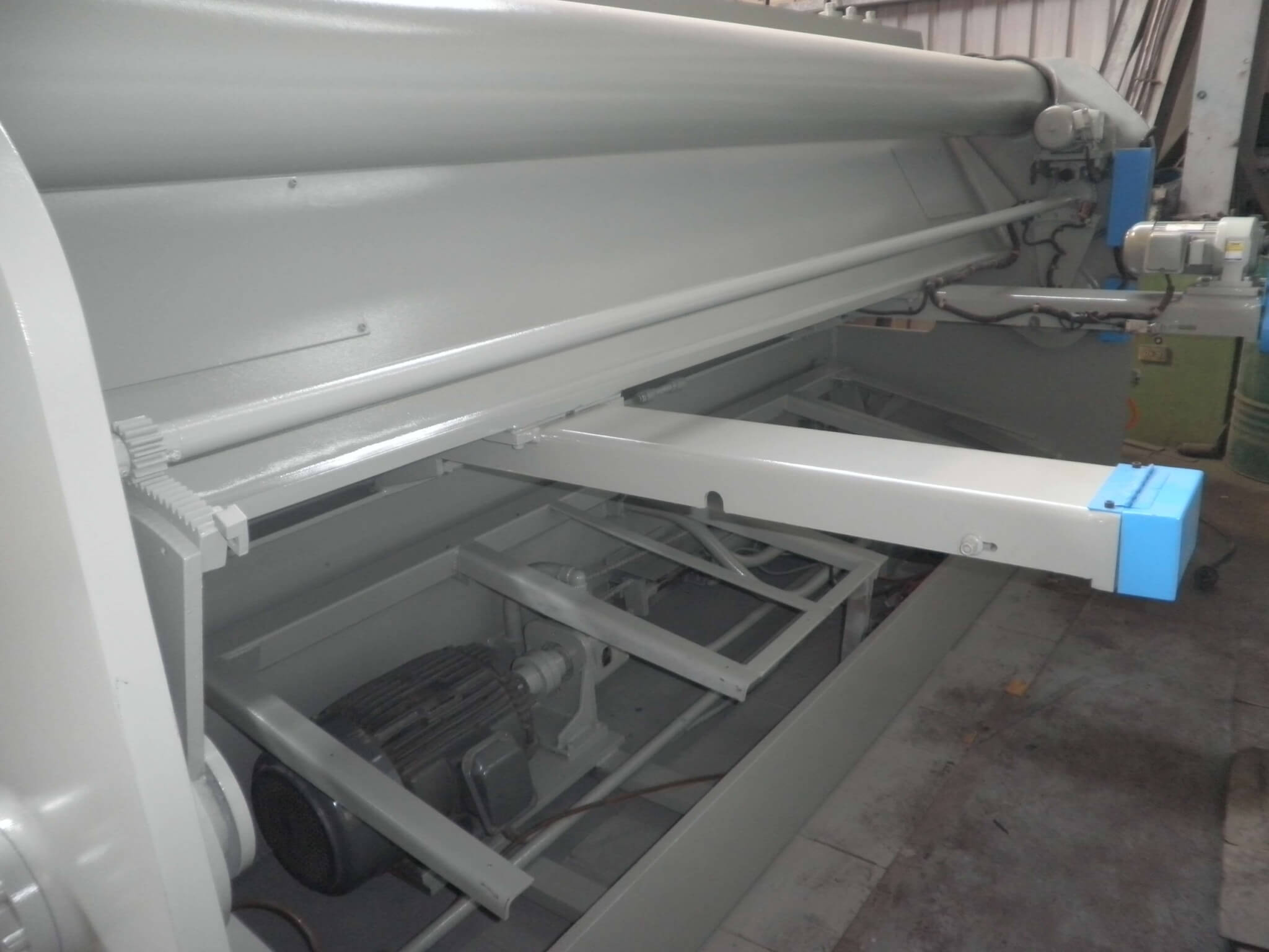 釧鋒10尺電腦剪床_剪斷能力6mm_附托料架